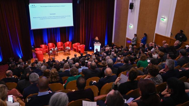 Patricia Miralles au colloque « Accompagner la blessure psychique du militaire » Patricia Miralles au colloque « Accompagner la blessure psychique du militaire »
